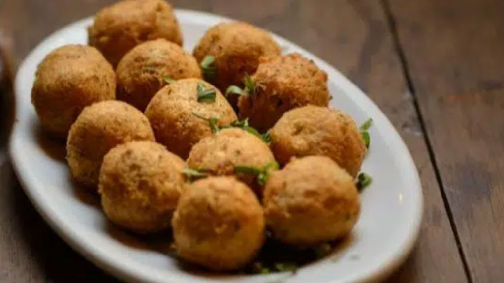 Bolinha de mandioca com queijo