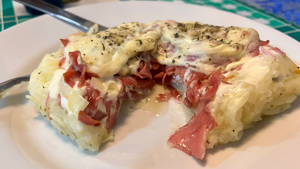 Batata recheada com mortadela e queijo