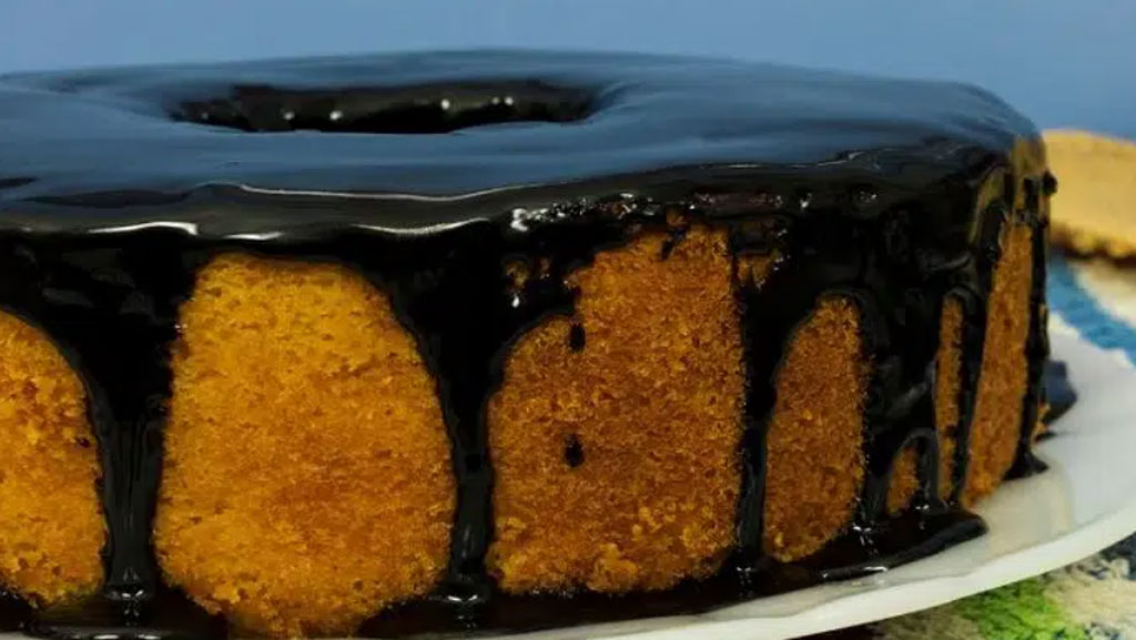 Bolo de fubá com calda de chocolate