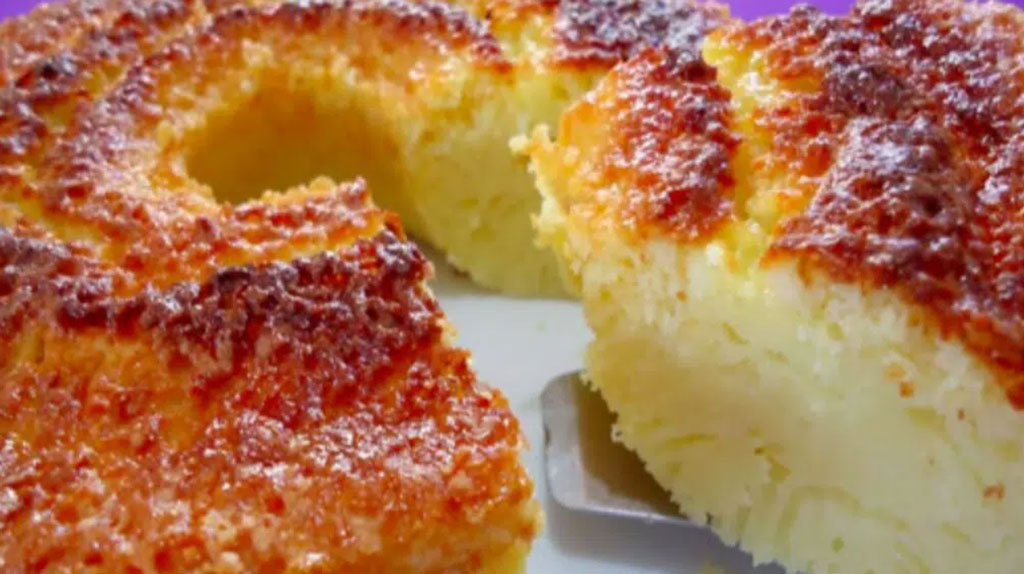 Bolo de queijo parmesão com leite condensado