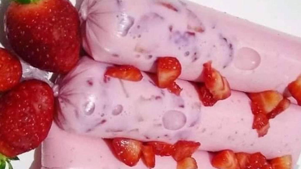 Gelinho com pedaços de morango