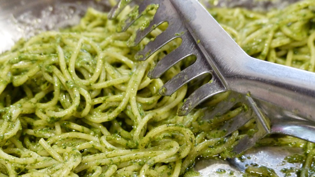 Macarrão ao molho pesto