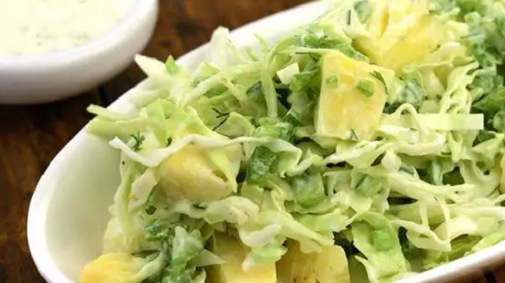 Salada cremosa de repolho com abacaxi