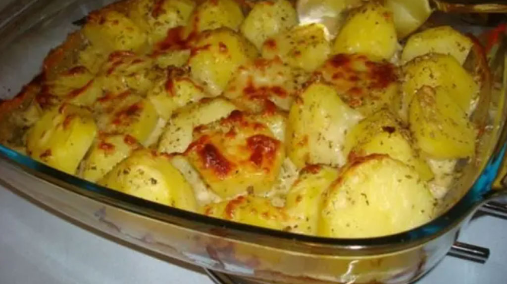 Batata com molho de queijo