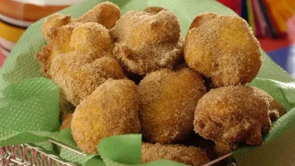 Bolinho de fubá com canela