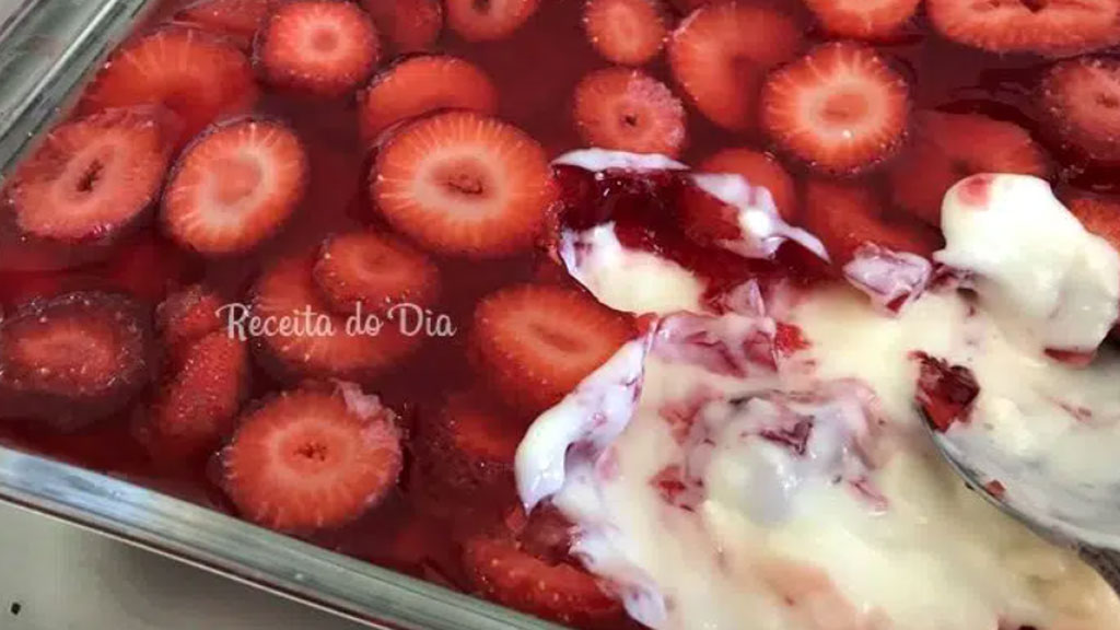 Gelado de morango na travessa