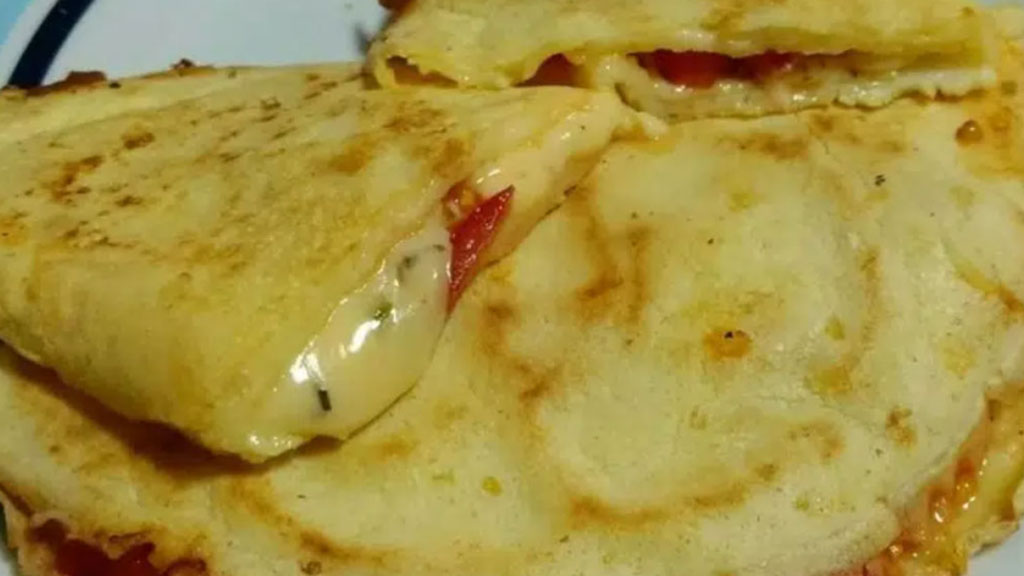 Omelete saborosa de 3 queijos