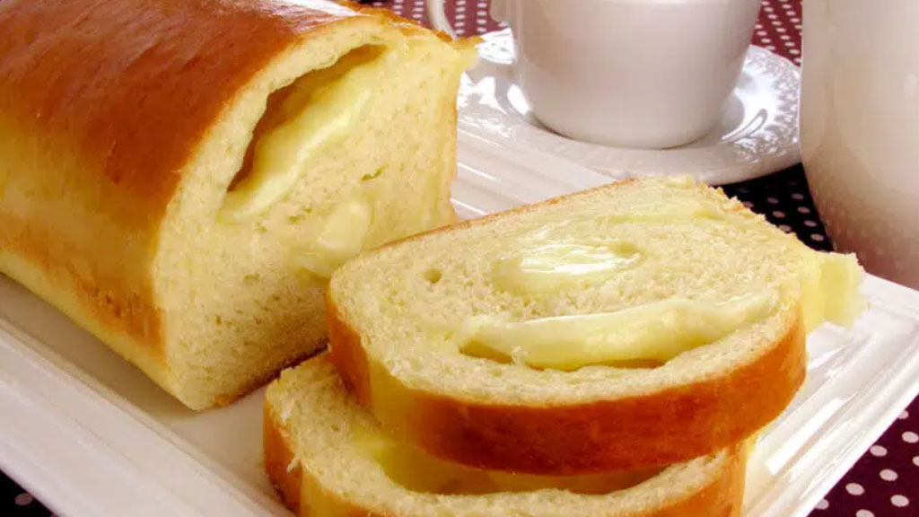 Pão caseiro de alho com queijo