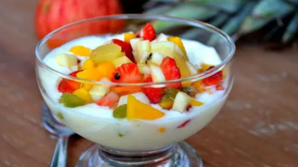 Salada de frutas com creme de limão