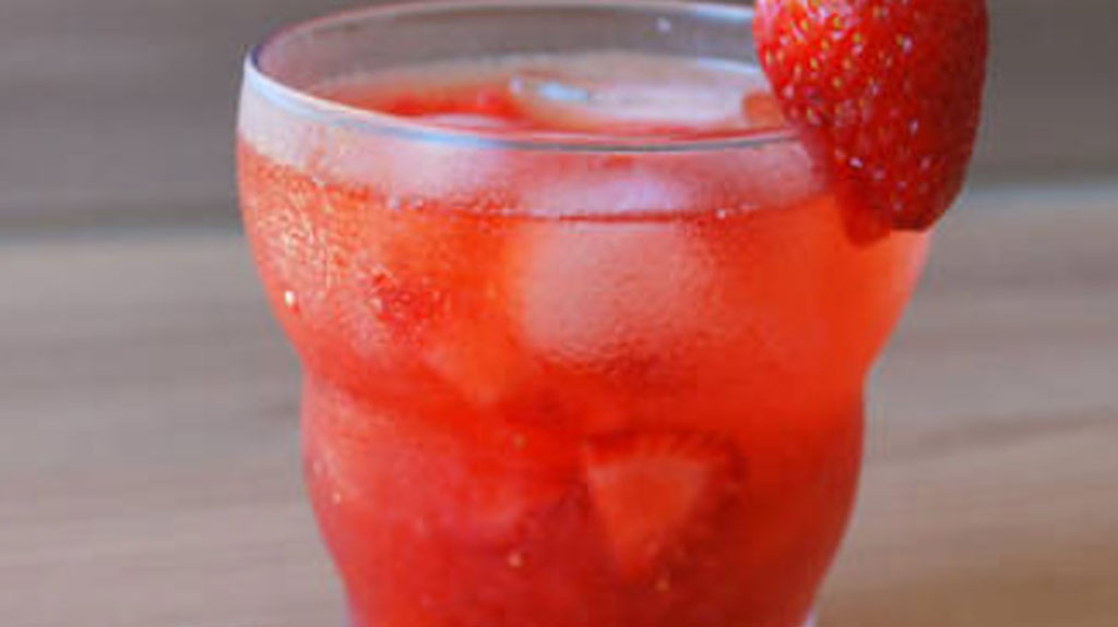 Caipirinha refrescante de morango