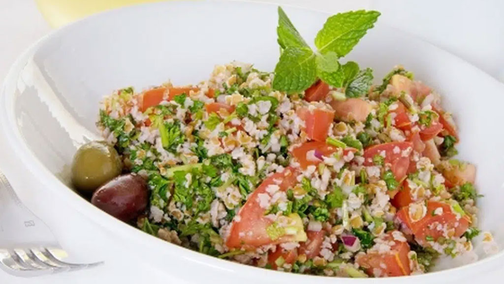 Salada com farinha de Kibe