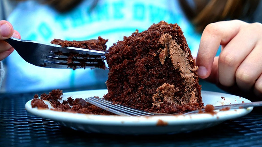 Bolo de chocolate com coco ralado