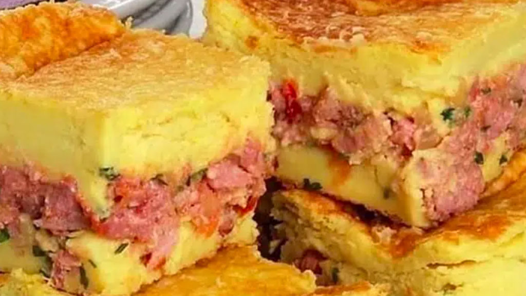 Torta de linguiça com massa de mandioca