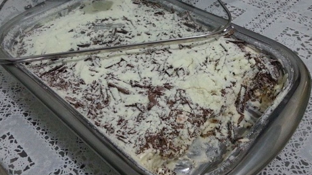 Doce gelado de ninho e chocolate