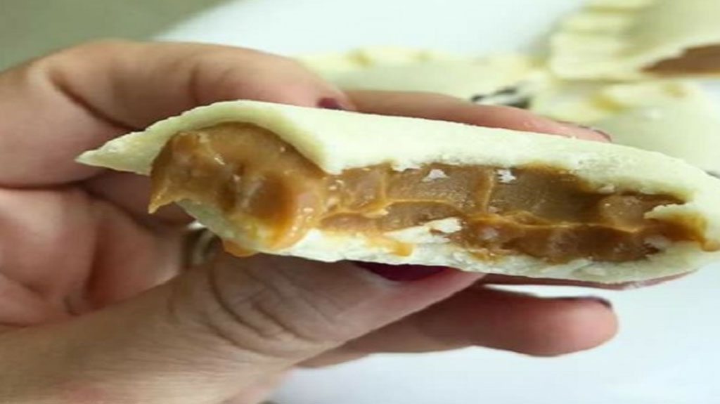 Pastelzinho de ninho com doce de leite