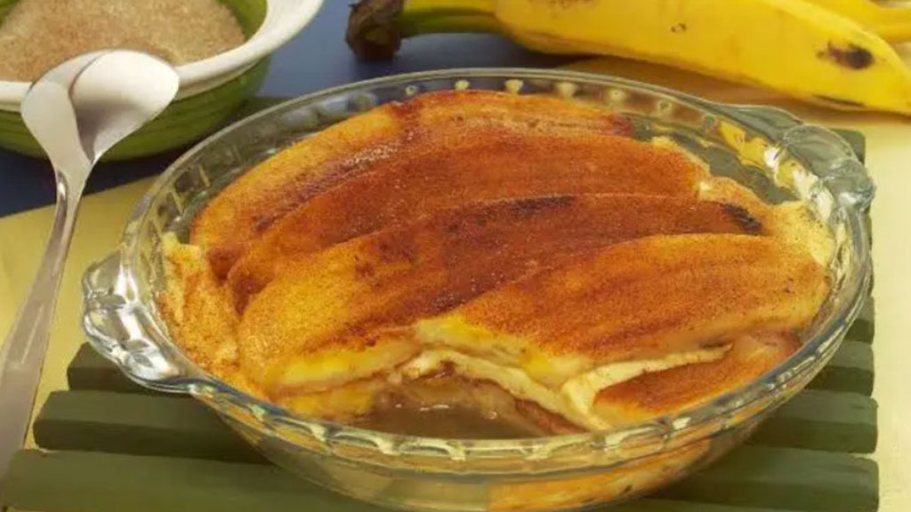 Doce de banana com queijo na travessa