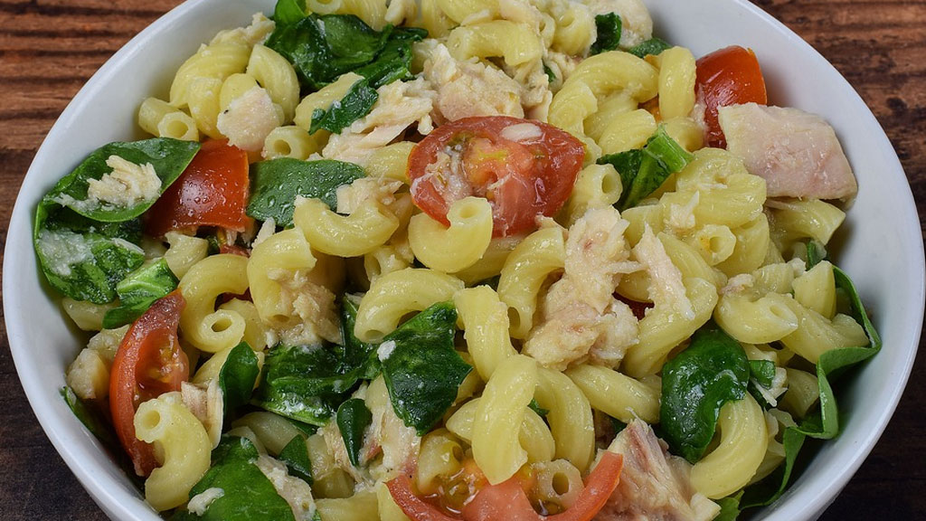 Macarronada simples com tomate cereja