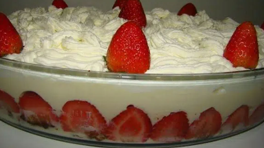 Pavê de morango com chantilly