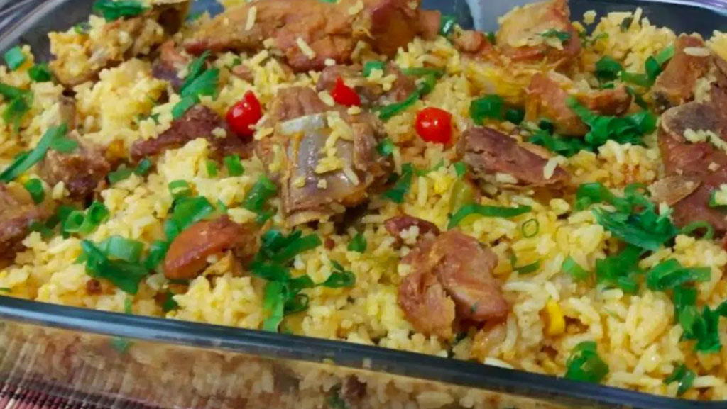 Arroz suculento com costelinha suína