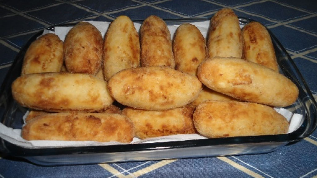 Bolinho frito de mandioca com queijo