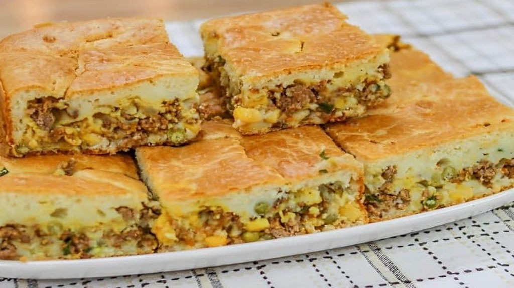 Essa torta simples com carne moída