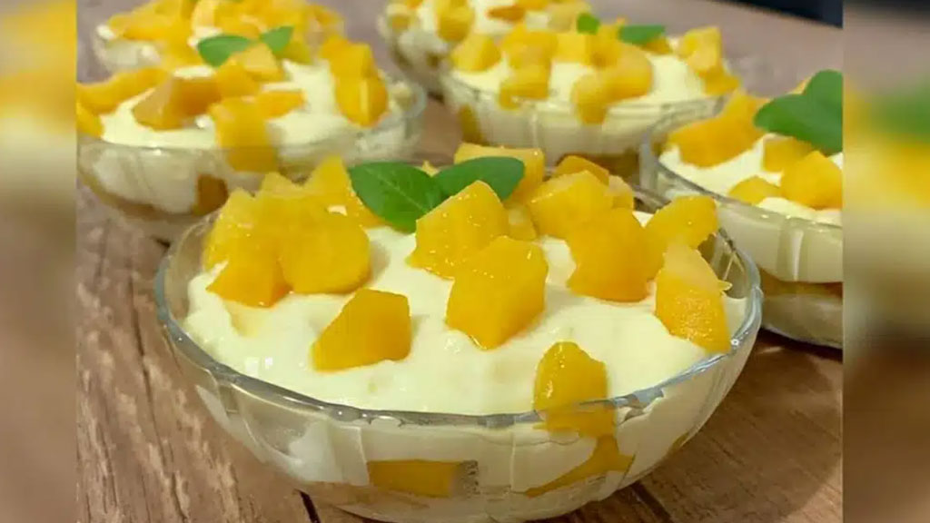 Mousse com pedaços da fruta