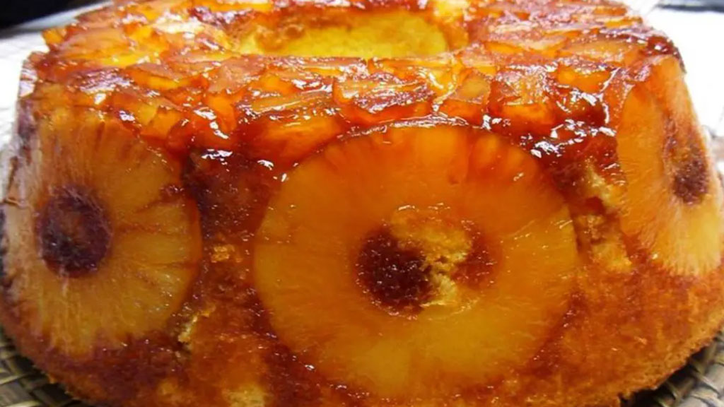 Bolo de abacaxi caramelizado