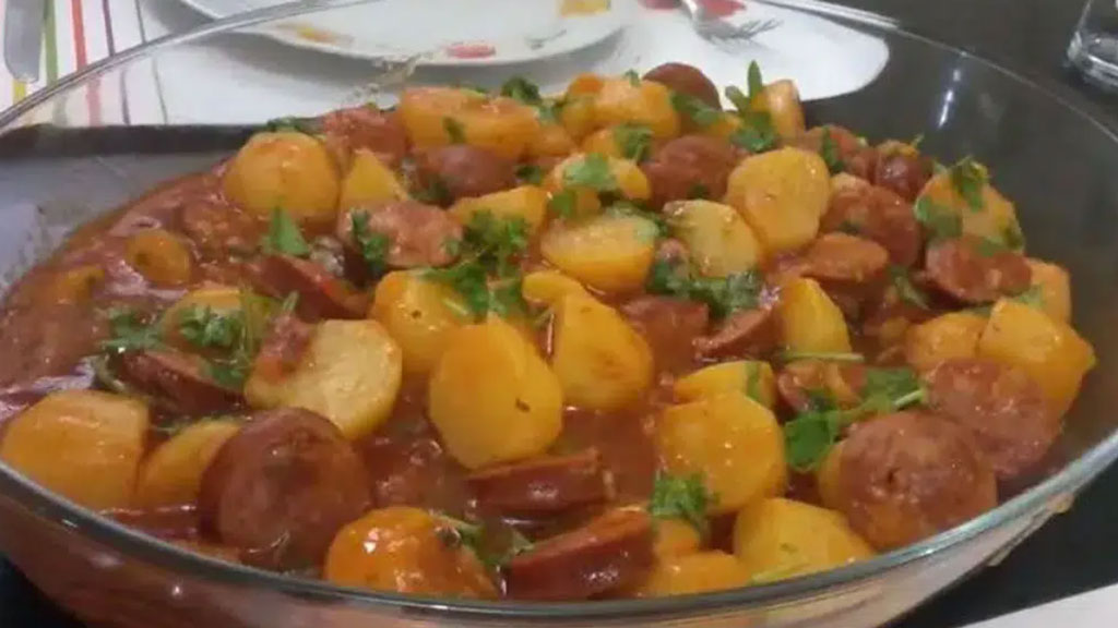 Calabresa com batata ao molho