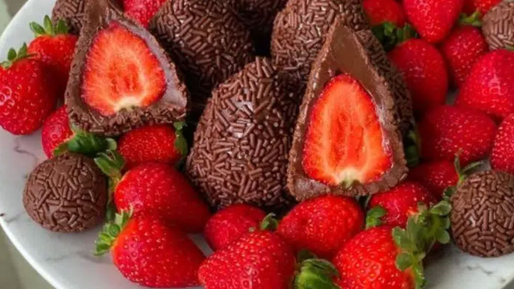 Coxinha de brigadeiro com morango