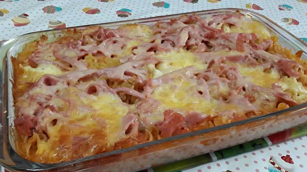 Macarrão de forno com presunto e queijo