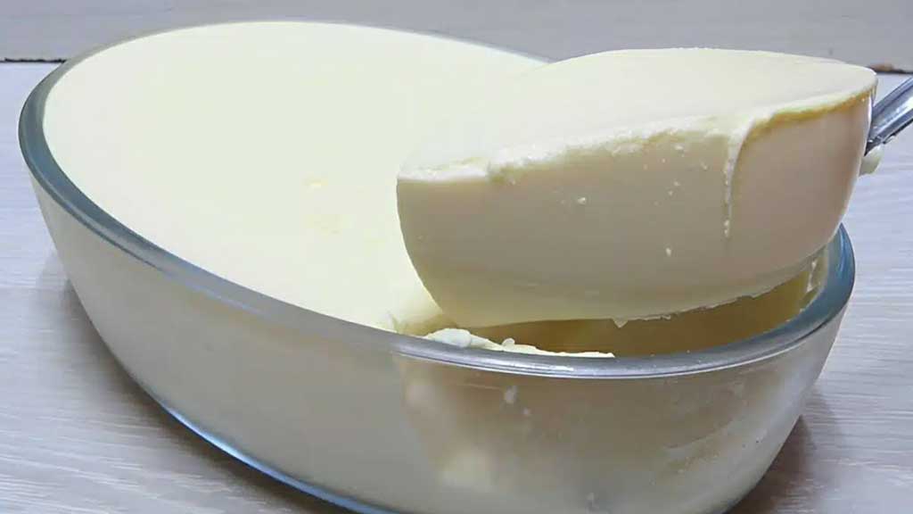 Sobremesa simples de creme de leite