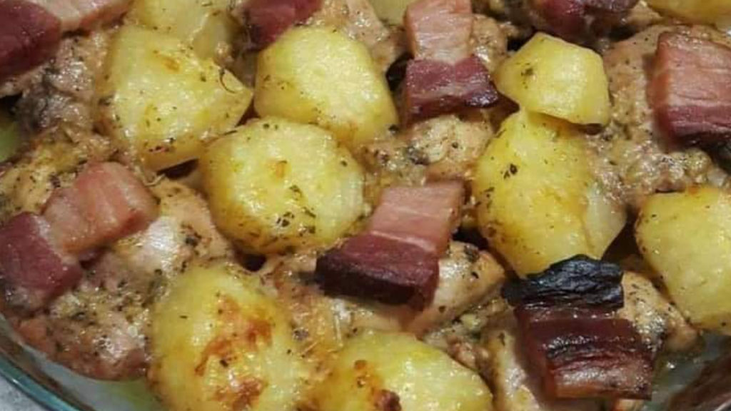 Sobrecoxa assada com batata e bacon