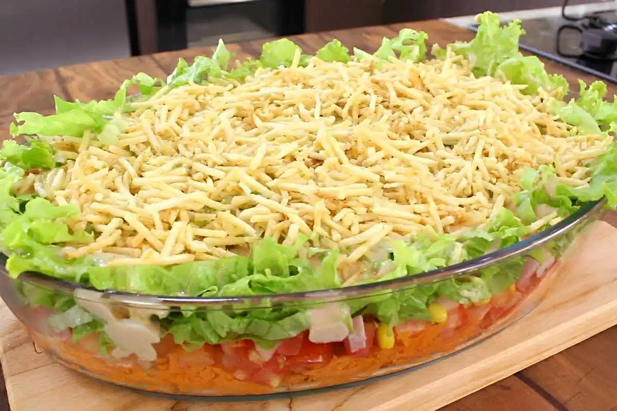 Salada deliciosa em camadas