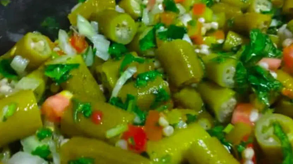 Salada refrescante de quiabo e tomate