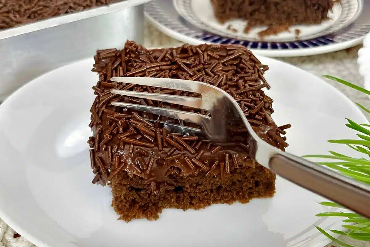 Bolo de nescau com brigadeiro