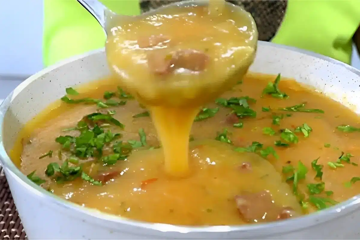 Caldo de mandioca com calabresa