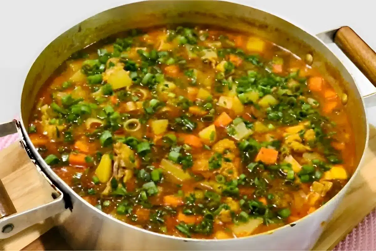 Sopa de macarrão com frango e legumes