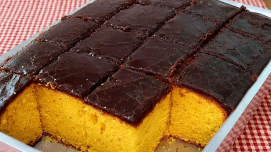 Bolo de cenoura com casquinha de chocolate