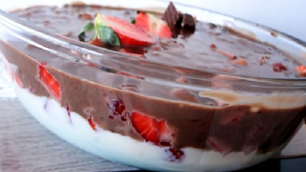 Doce de morango com mousse de chocolate