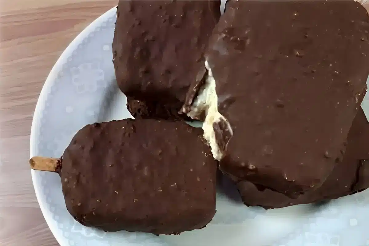 Picolé de ninho com casquinha de chocolate