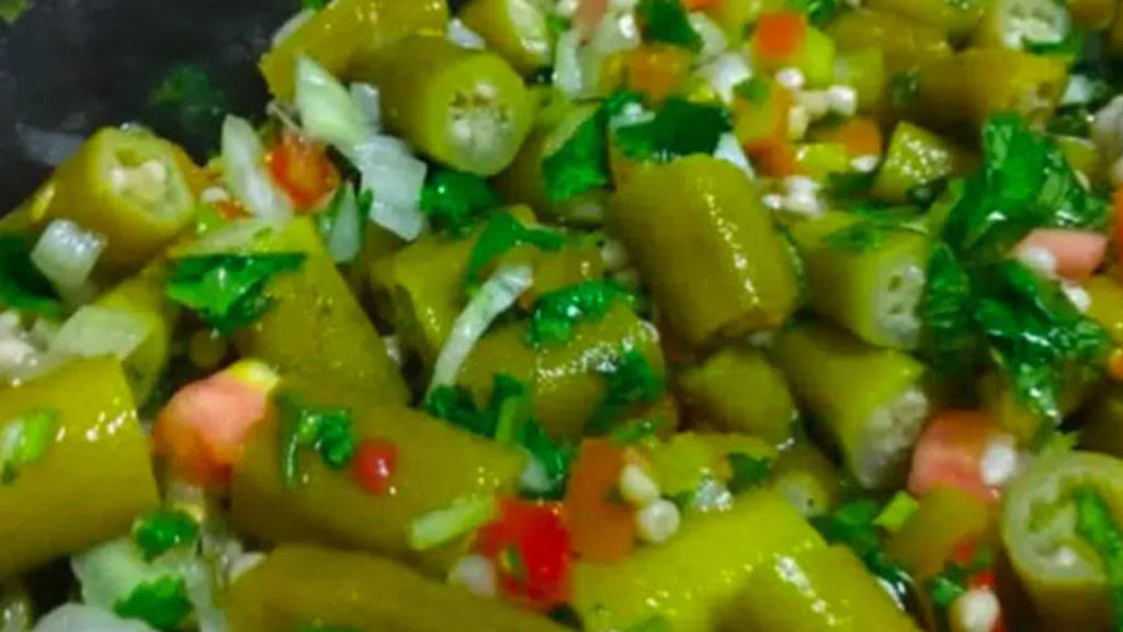 Salada de quiabo com tomate