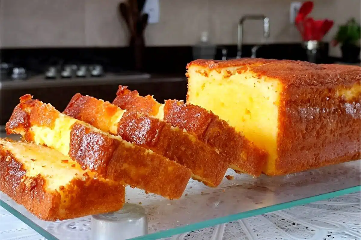 Bolo de fubá com queijo parmesão