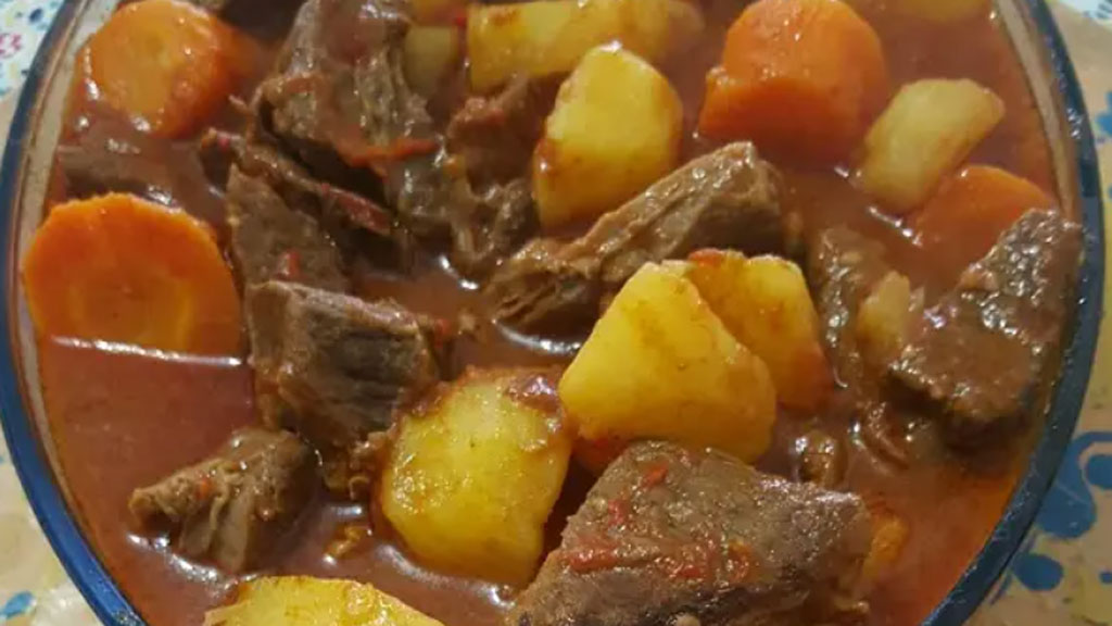 Carne ao molho com legumes