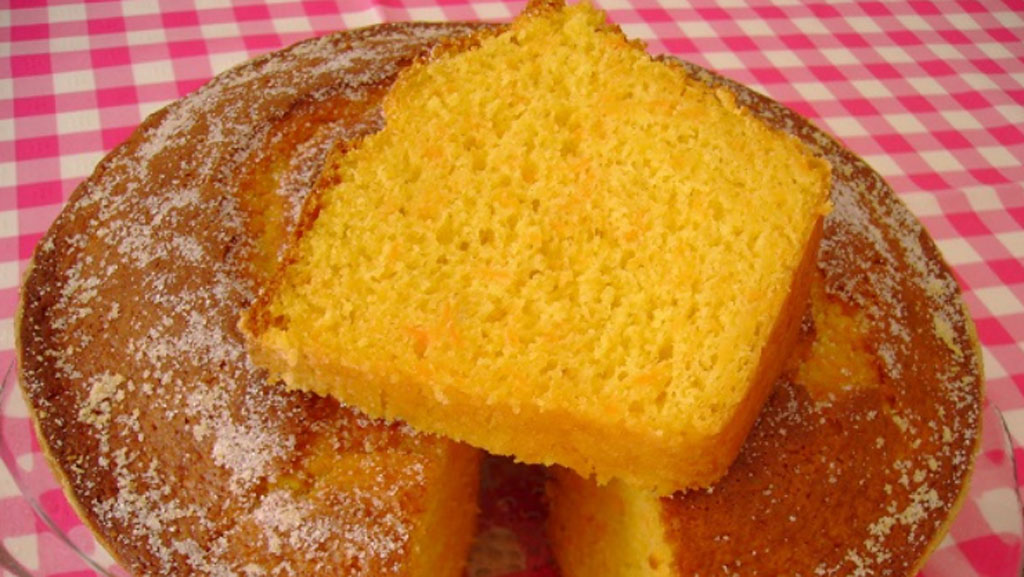 Bolo de cenoura e laranja