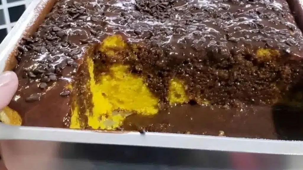 Bolo de laranja com calda de chocolate