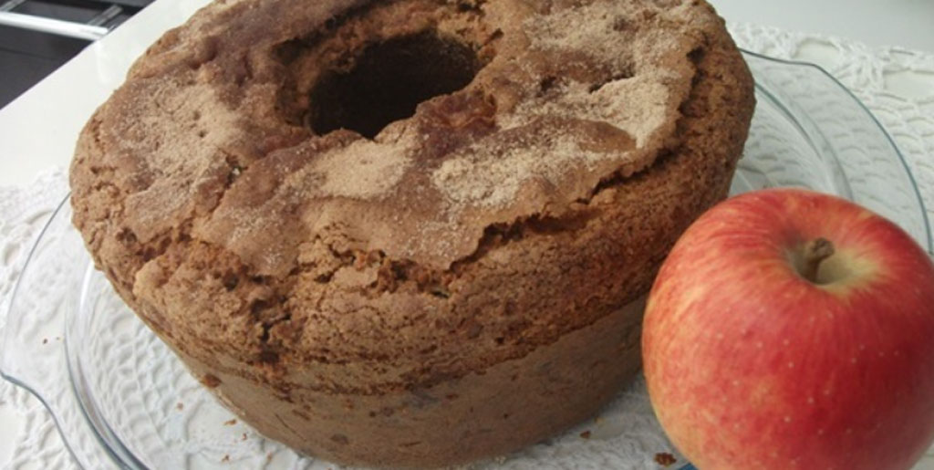 Bolo de maçã com uva passa