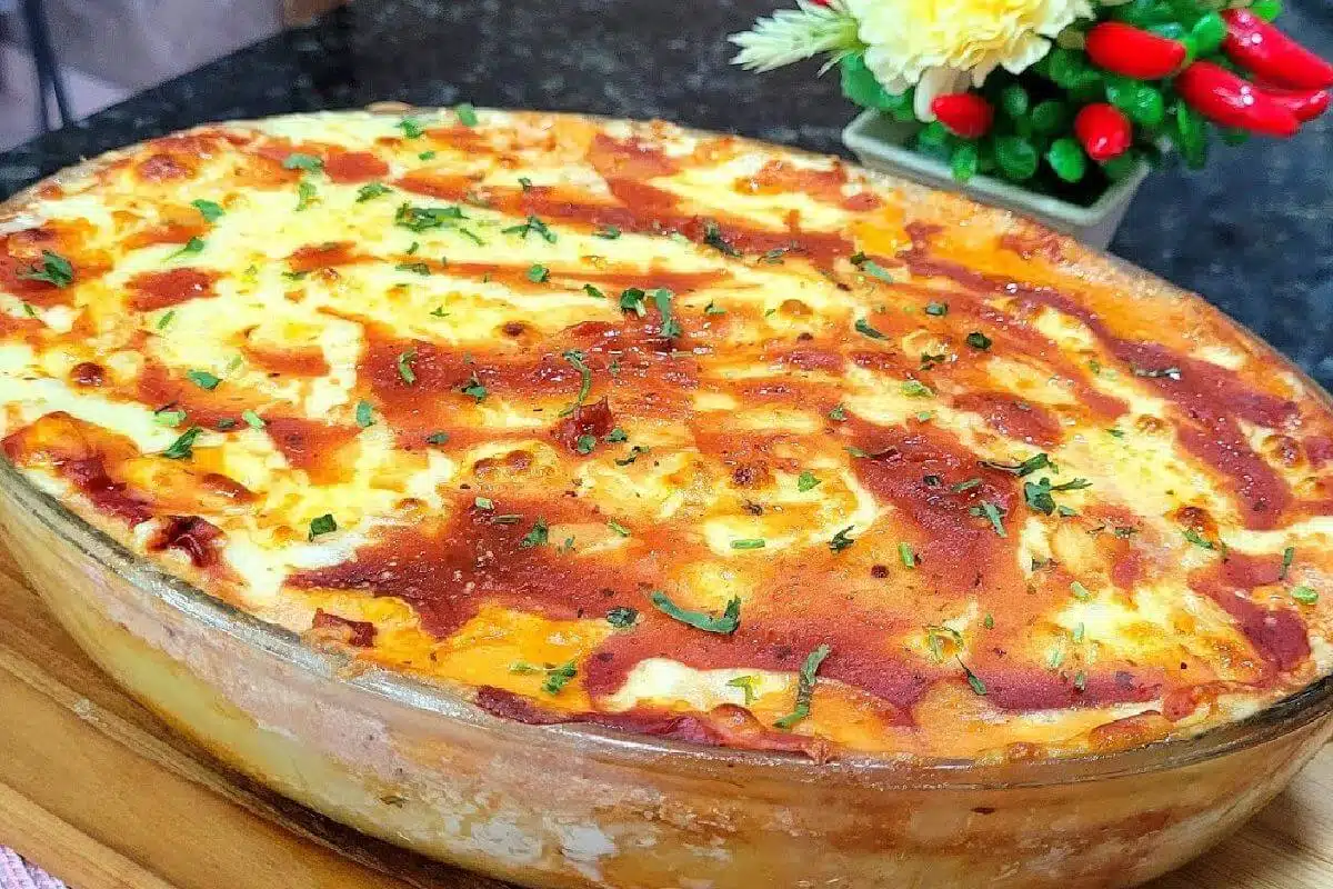 Mandioca recheada gratinada