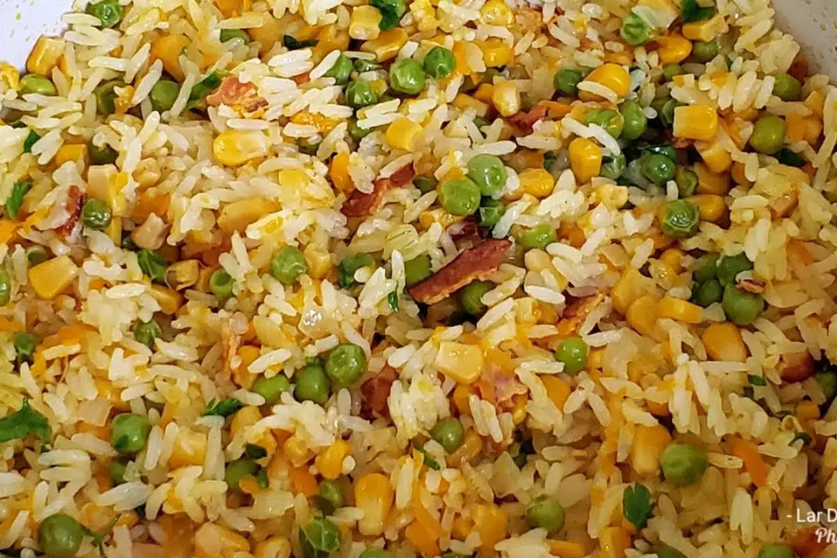 Arroz colorido e bem temperado