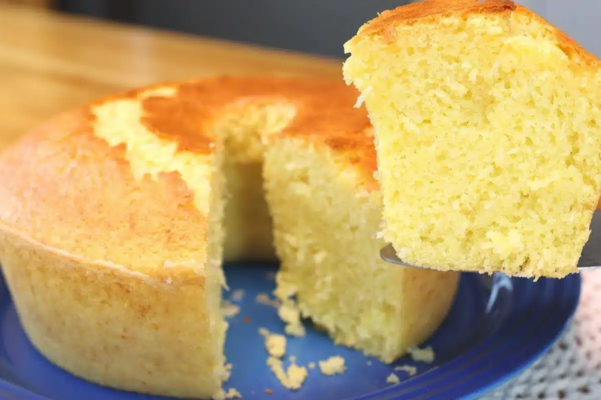 Bolo de mandioca com coco