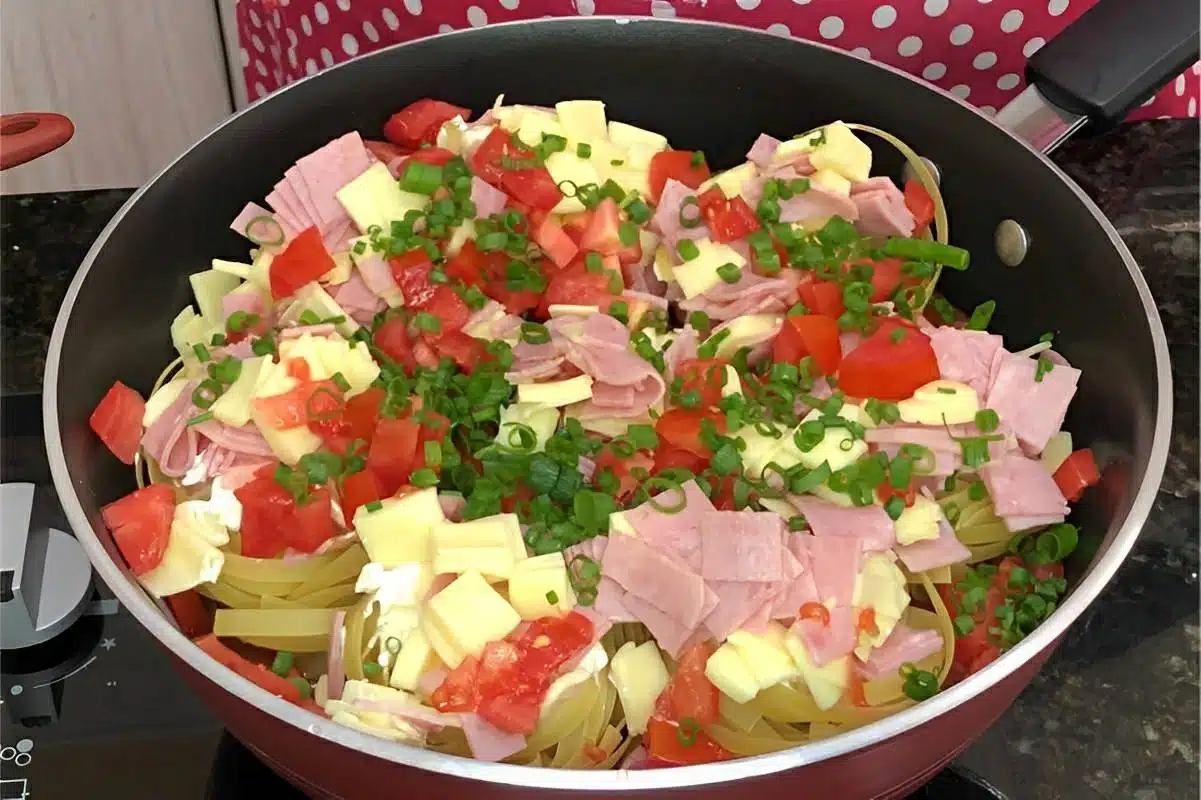 Macarrão cremoso de uma panela